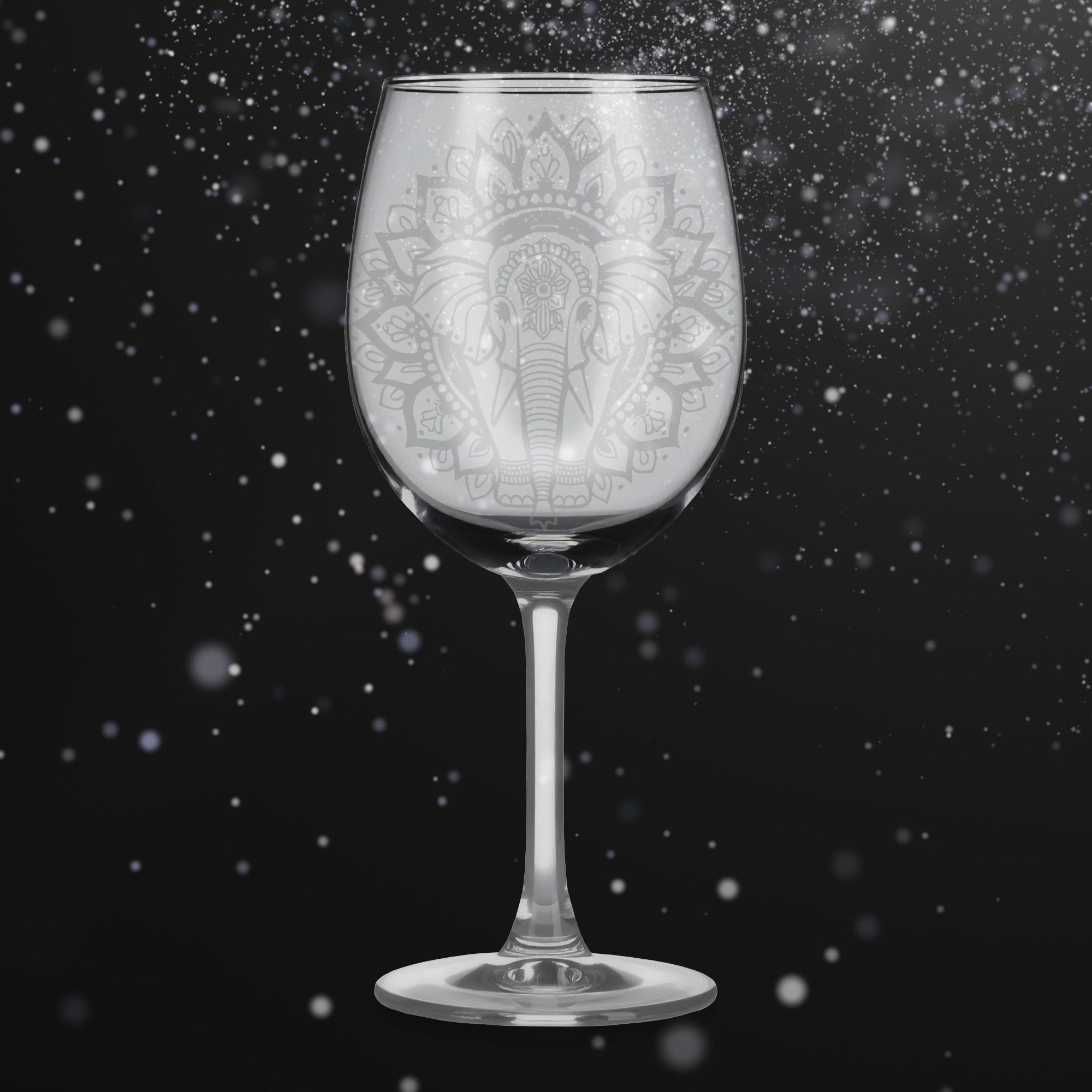 Sklenice na víno s gravírováním mandaly slona – Síla a štěstí