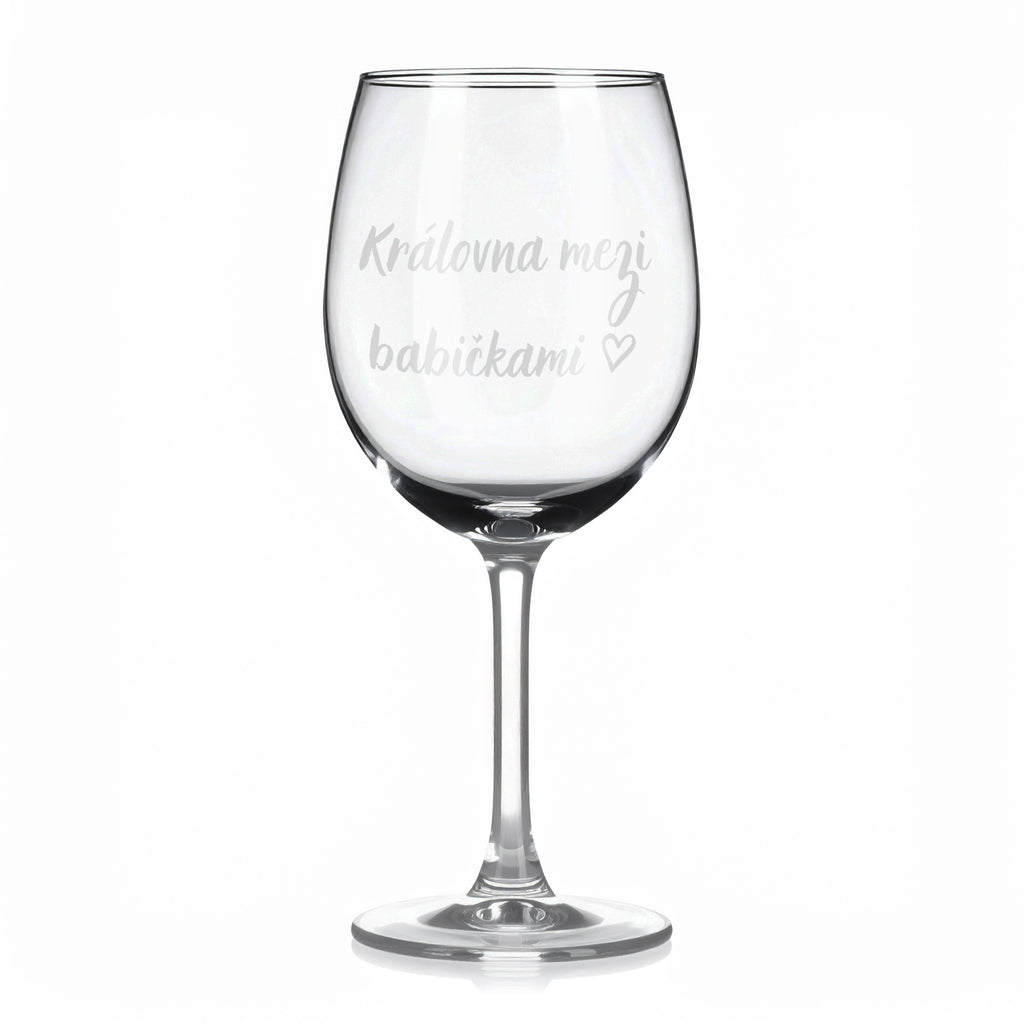 Sklenice na víno s gravírovaným textem - Královna mezi babičkami.