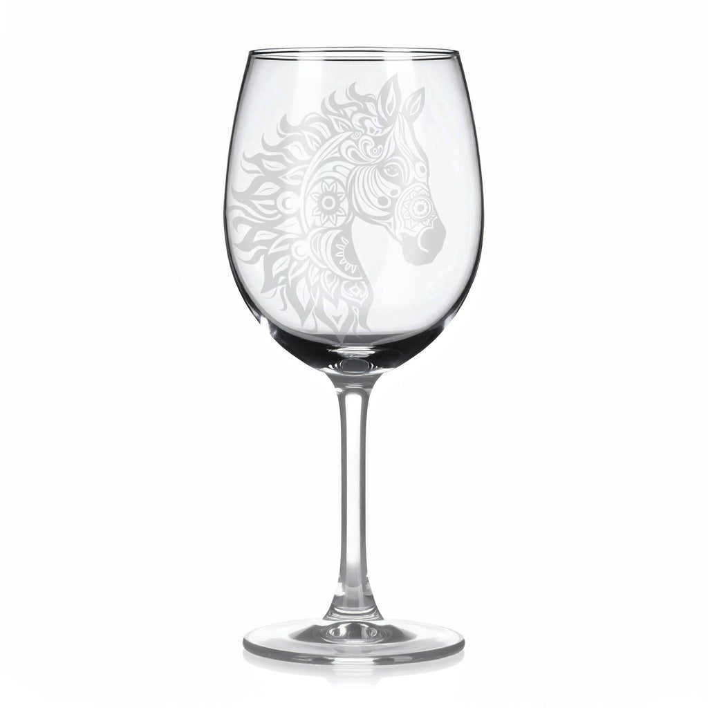 Sklenice na víno s gravírováním mandaly koně – Svoboda a síla