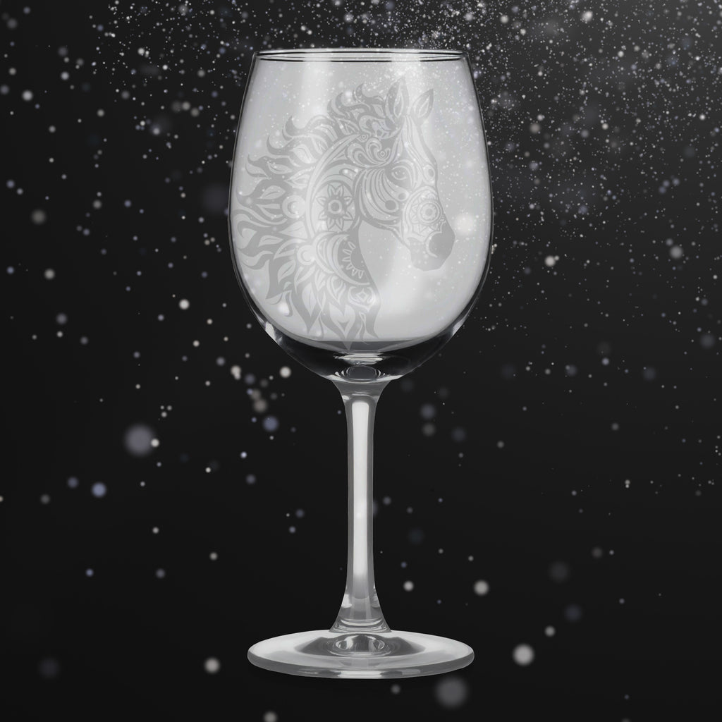 Sklenice na víno s gravírováním mandaly koně – Svoboda a síla