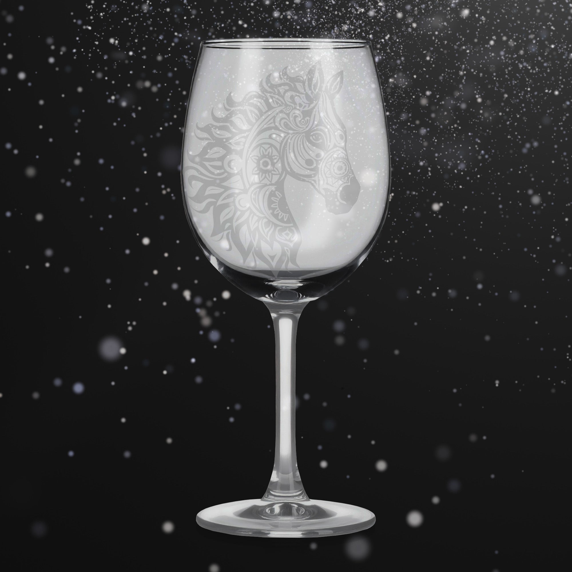 Sklenice na víno s gravírováním mandaly koně – Svoboda a síla