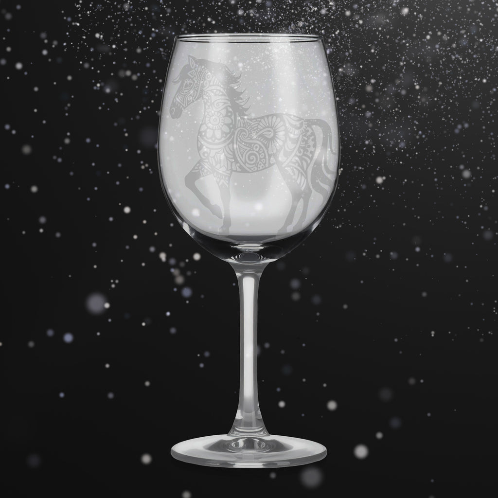 Sklenice na víno s gravírováním mandaly koně II – Síla pohybu a svobody