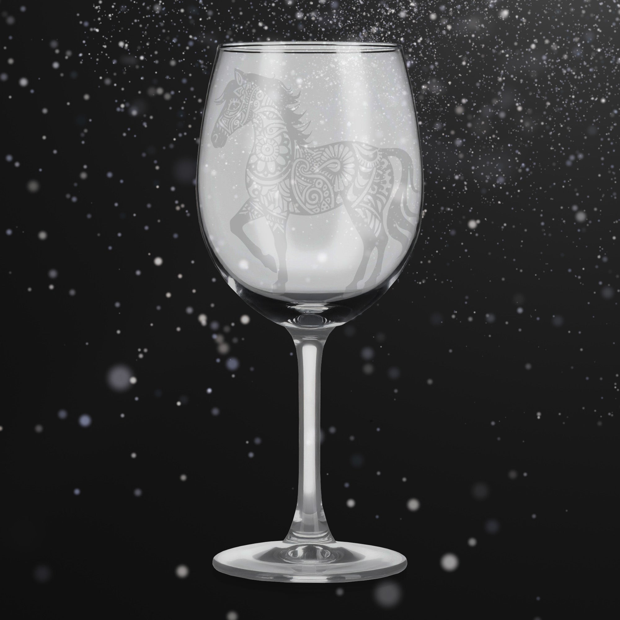 Sklenice na víno s gravírováním mandaly koně II – Síla pohybu a svobody