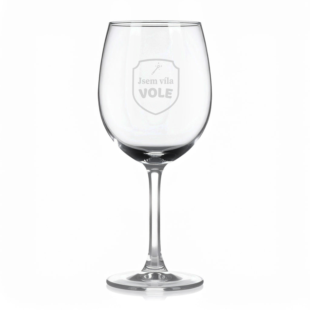 Sklenice na víno s gravírovaným textem „Jsem víla VOLE“