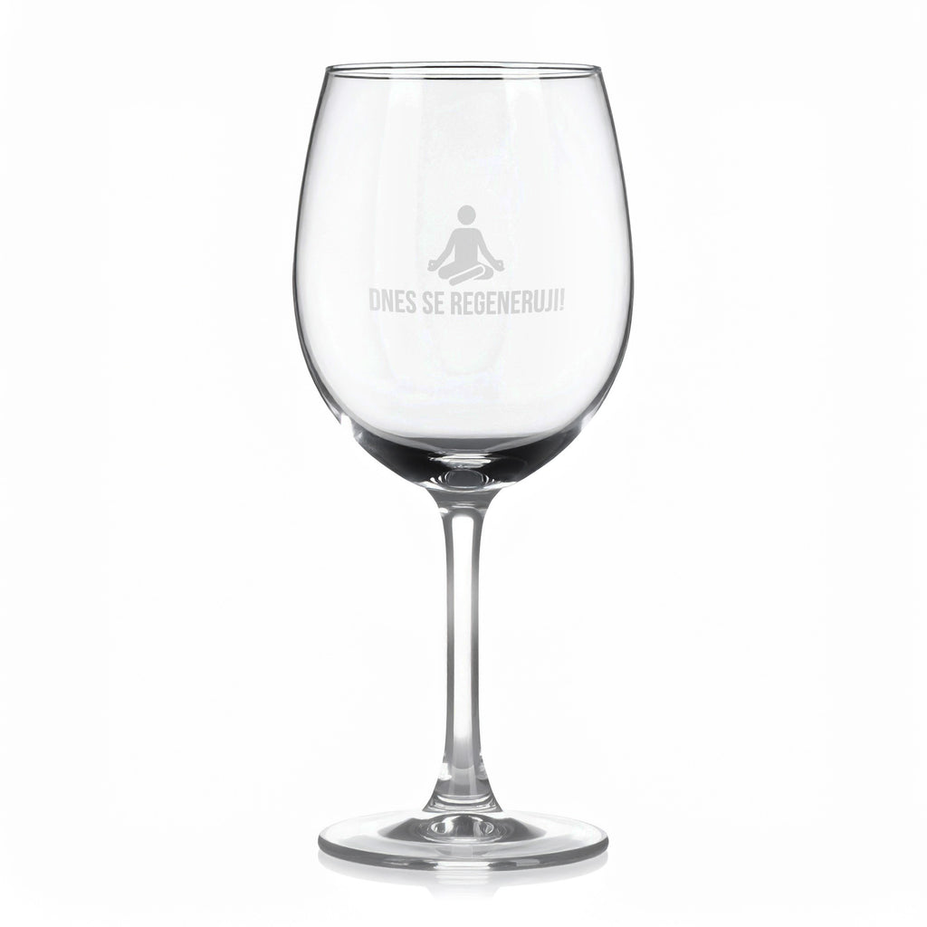 Sklenice na víno s gravírovaným textem „DNES SE REGENERUJI! – varianta A“