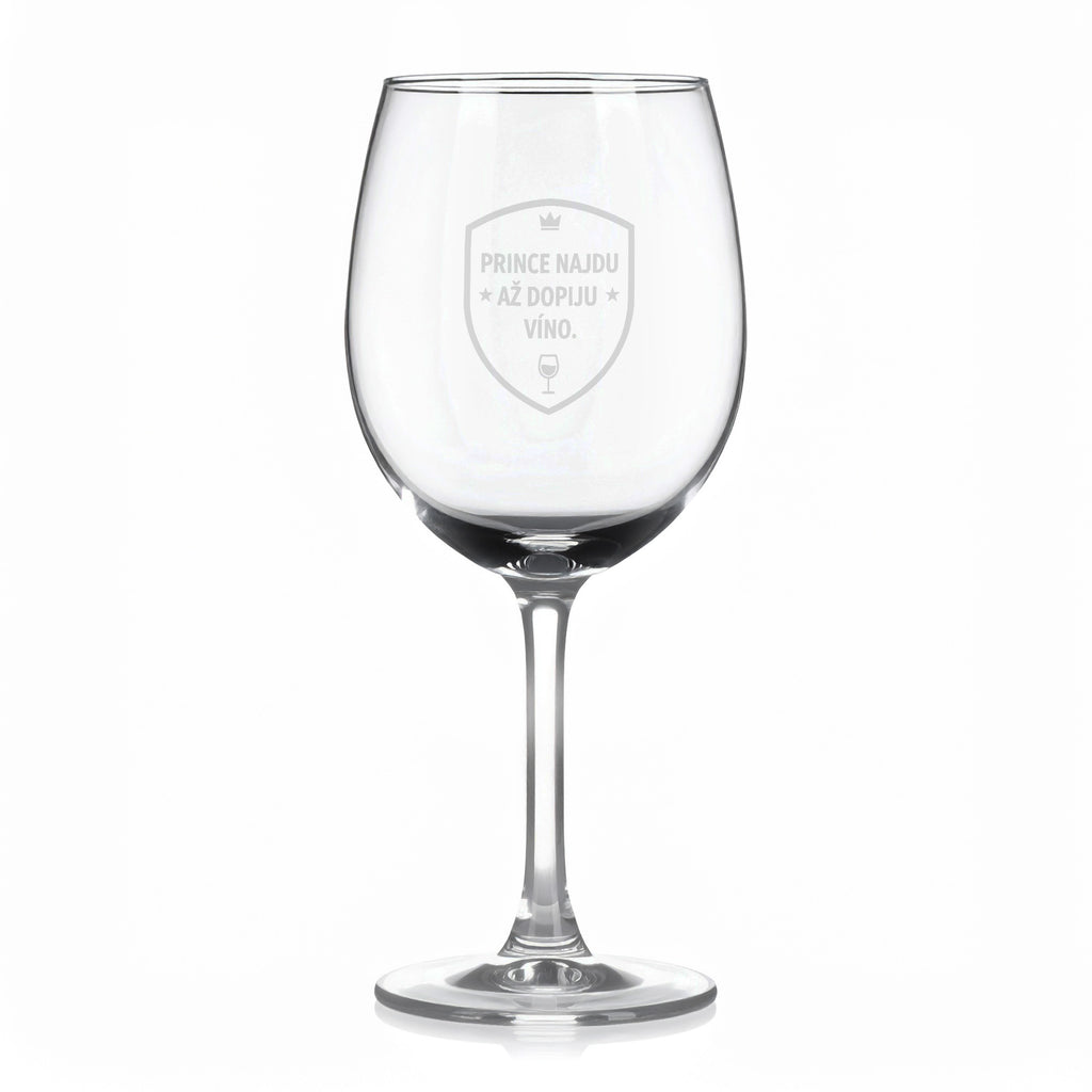 Sklenice na víno s gravírovaným textem „PRINCE NAJDU AŽ DOPIJU VÍNO.“