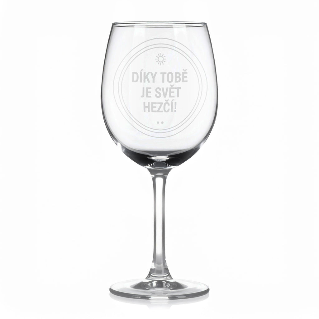 Sklenice na víno s gravírovaným textem „DÍKY TOBĚ JE SVĚT HEZČÍ!“