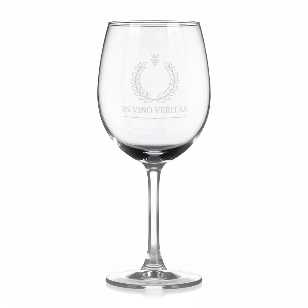Sklenice na víno s gravírovaným textem „IN VINO VERITAS“