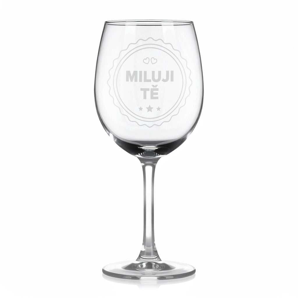 Sklenice na víno s gravírovaným textem „MILUJI TĚ“