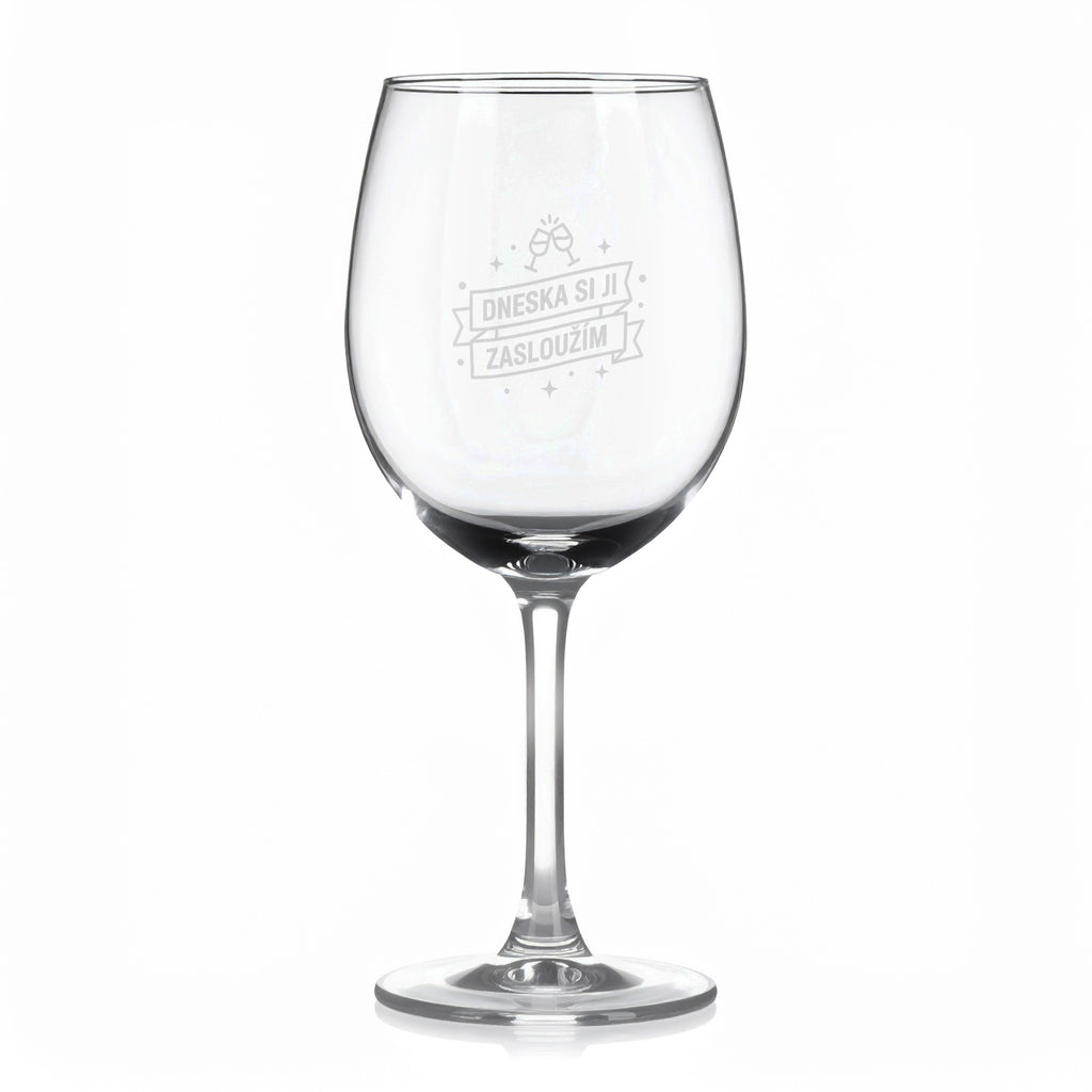 Sklenice na víno s gravírovaným textem „DNESKA SI JI ZASLOUŽÍM – varianta B“