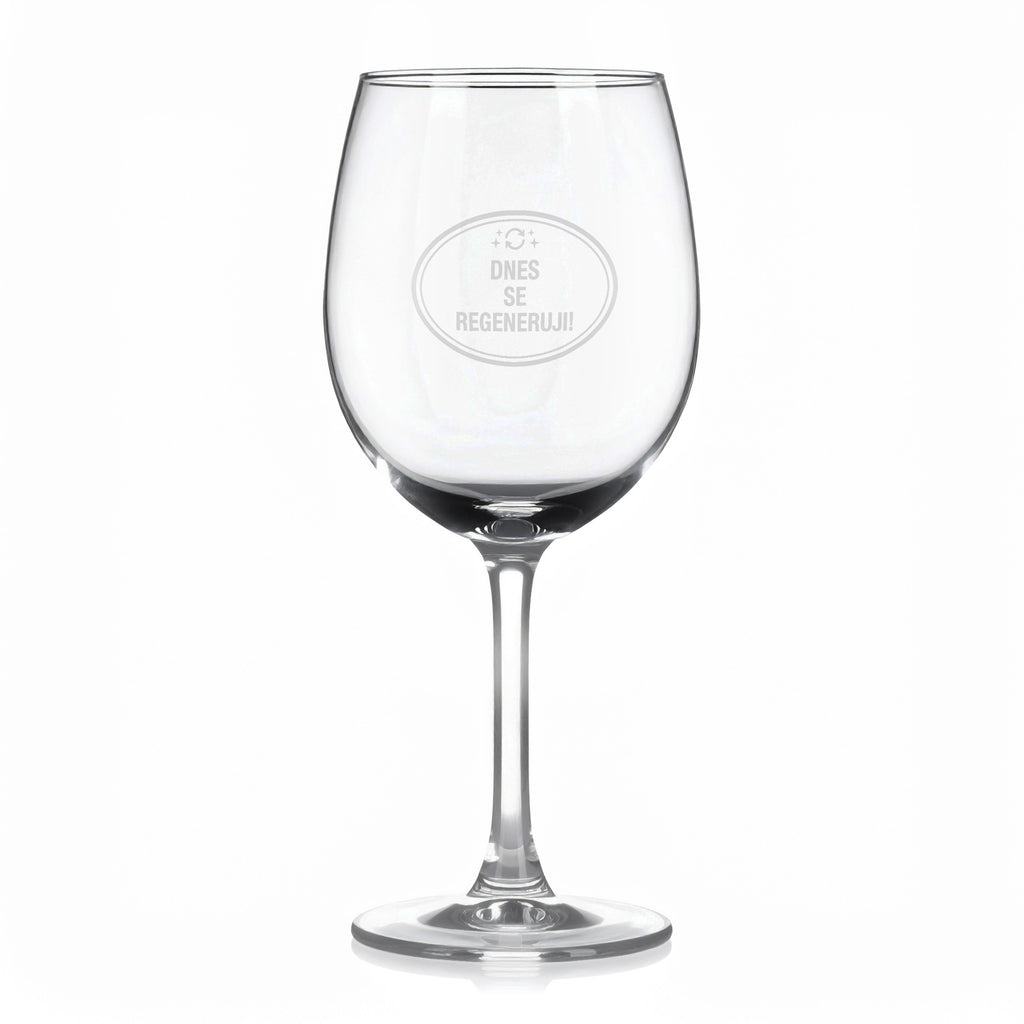 Sklenice na víno s gravírovaným textem „DNES SE REGENERUJI! – varianta B“