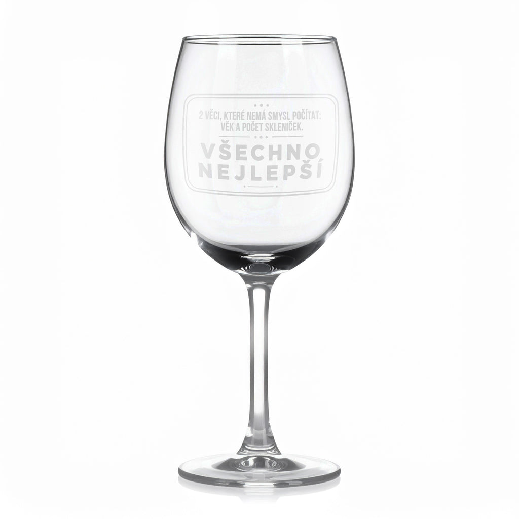 Sklenice na víno s gravírovaným textem „2 VĚCI, KTERÉ NEMÁ SMYSL POČÍTAT: VĚK A POČET SKLENIČEK. VŠECHNO NEJLEPŠÍ“