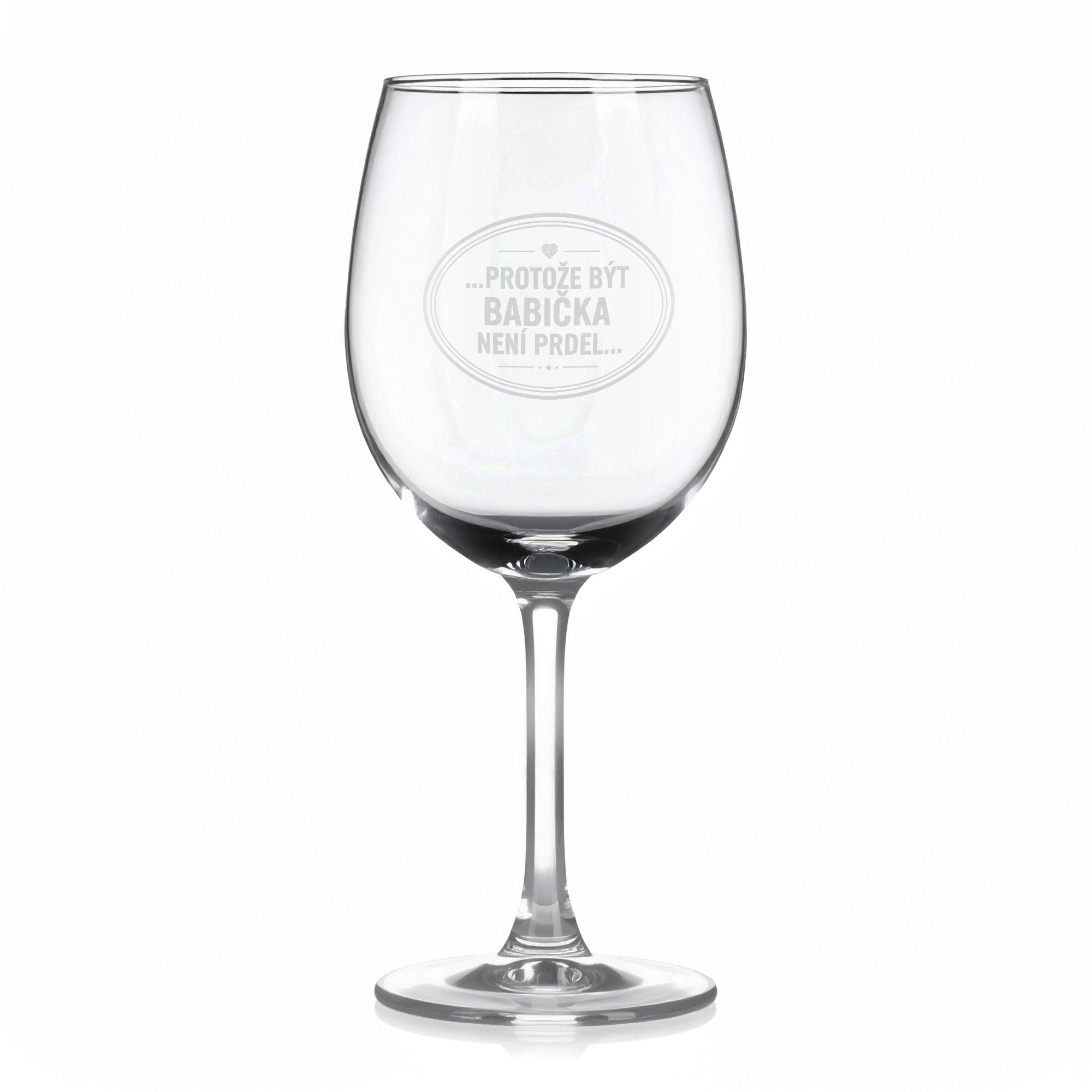 Sklenice na víno s gravírovaným textem „...PROTOŽE BÝT BABIČKA NENÍ PRDEL...“