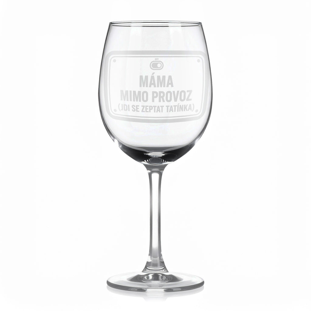 Sklenice na víno s gravírovaným textem „MÁMA MIMO PROVOZ (JDI SE ZEPTAT TATÍNKA)“
