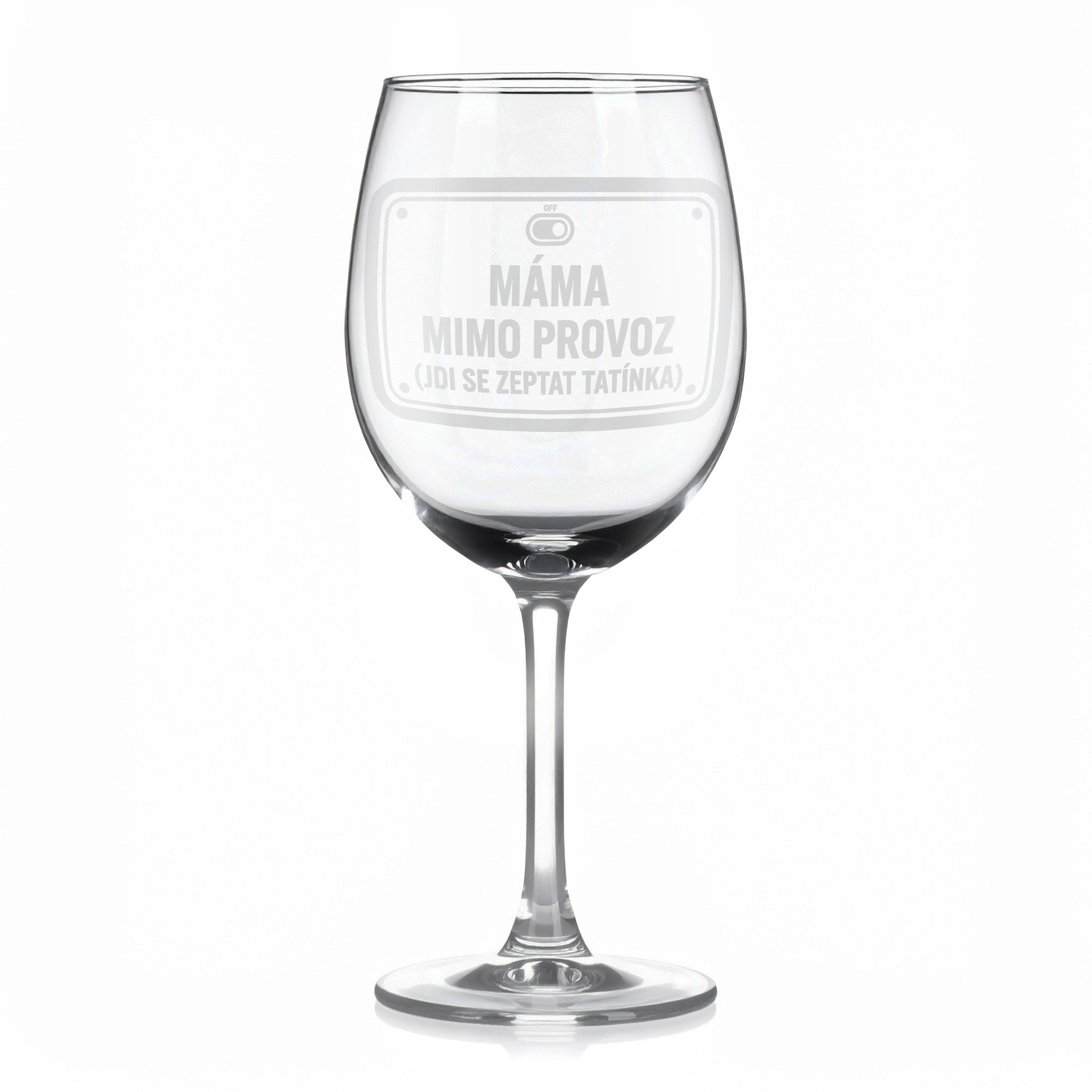 Sklenice na víno s gravírovaným textem „MÁMA MIMO PROVOZ (JDI SE ZEPTAT TATÍNKA)“