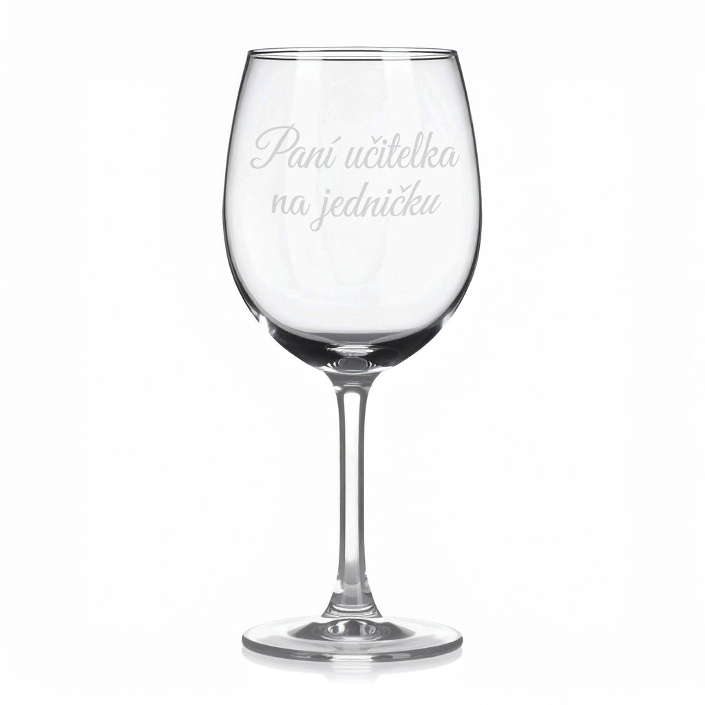 Sklenice na víno s gravírovaným textem „Paní učitelka na jedničku“