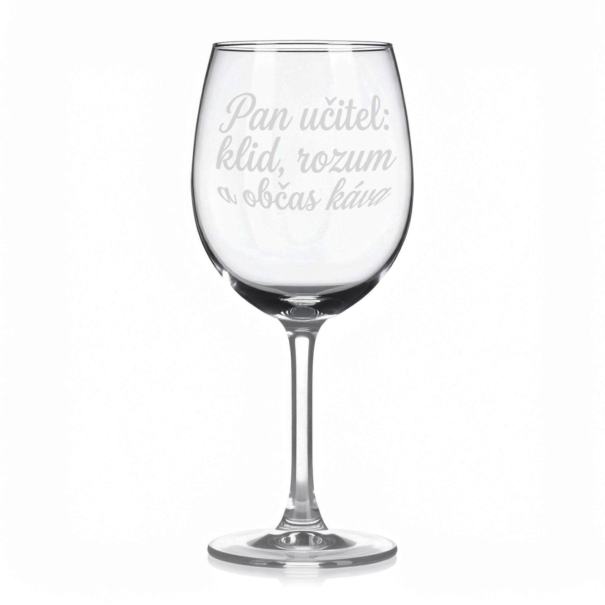 Sklenice na víno s gravírovaným textem „Pan učitel: klid, rozum a občas kávu“