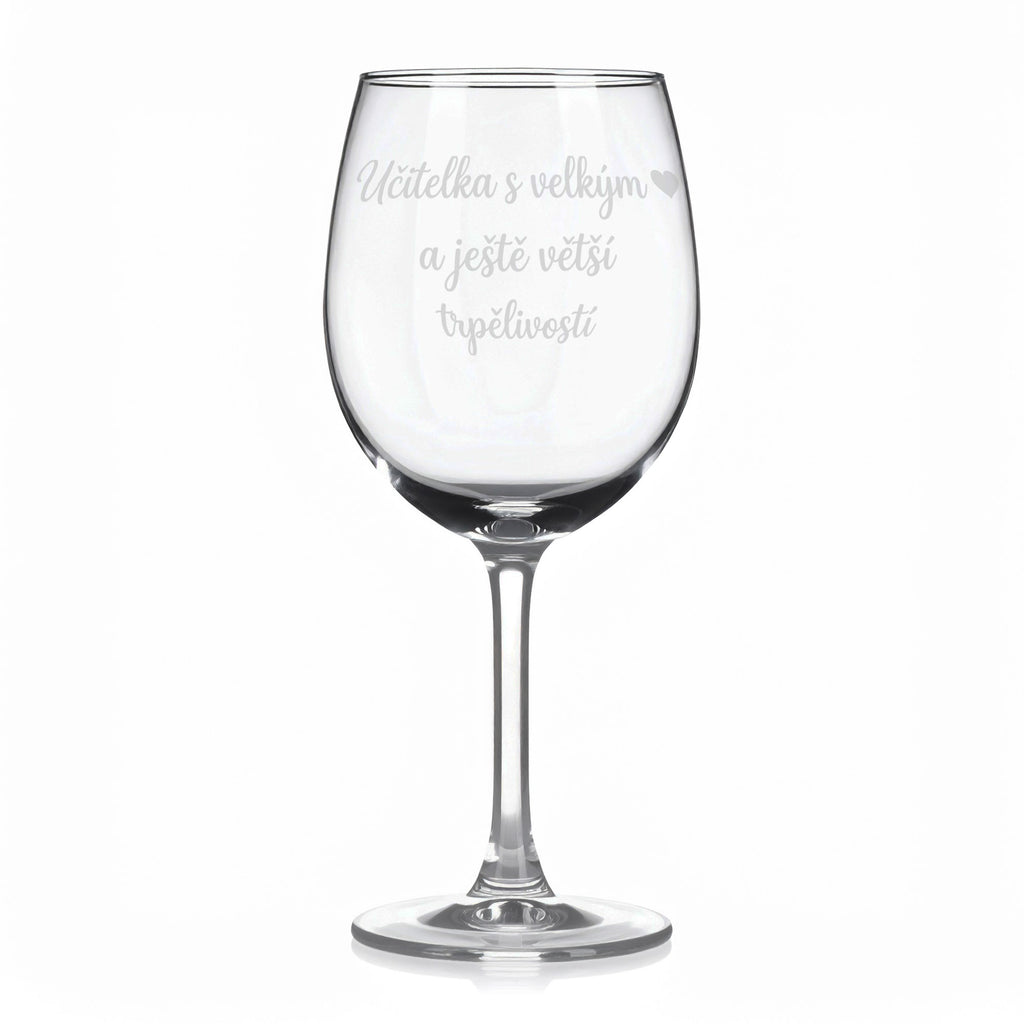 Sklenice na víno s gravírovaným textem „Učitelka s velkým ❤️ a ještě větší trpělivostí“