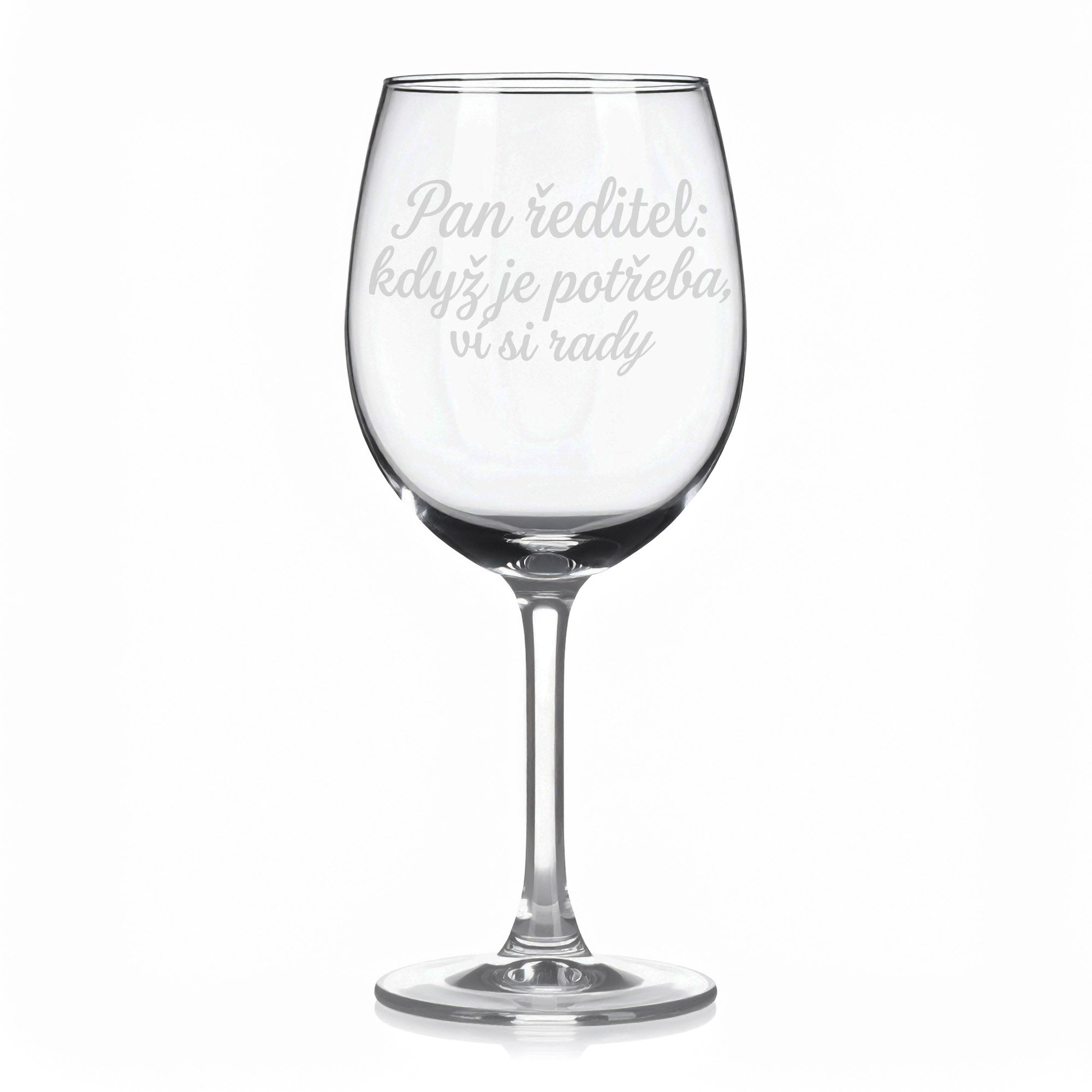 Sklenice na víno s gravírovaným textem „Pan ředitel: když je potřeba, ví si rady“