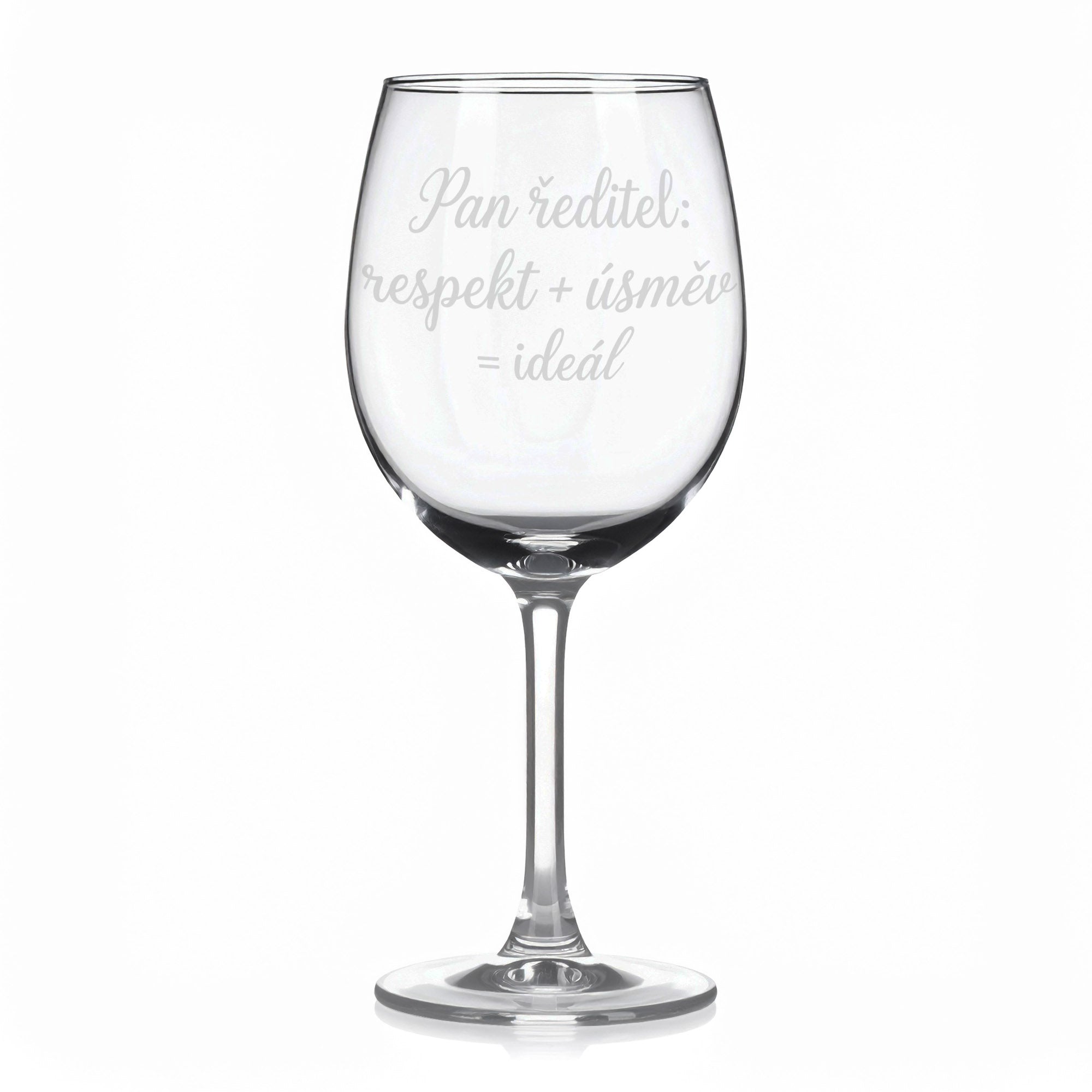 Sklenice na víno s gravírovaným textem „Pan ředitel: respekt + úsměv = ideál“