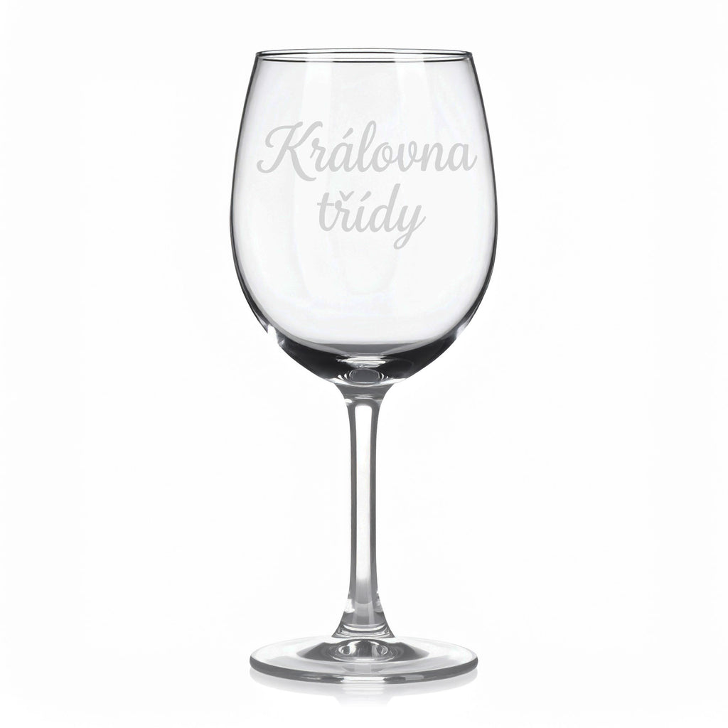 Sklenice na víno s gravírovaným textem „Královna třídy“