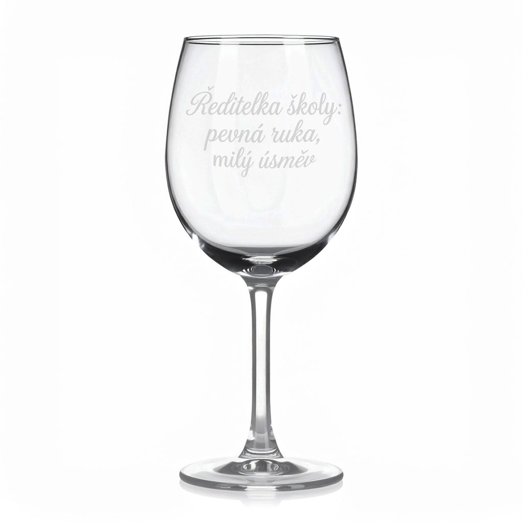 Sklenice na víno s gravírovaným textem „Ředitelka školy: pevná ruka, milý úsměv“