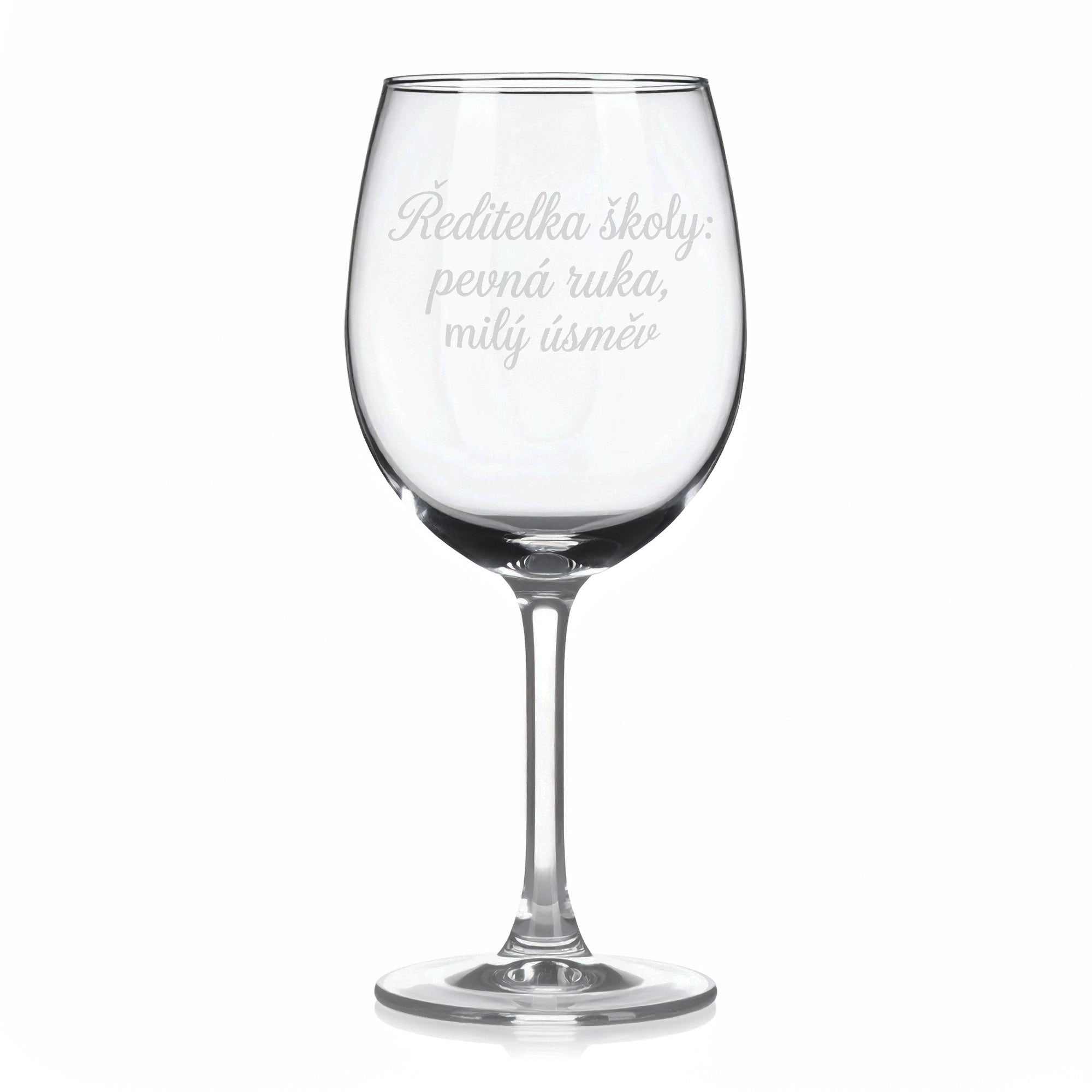 Sklenice na víno s gravírovaným textem „Ředitelka školy: pevná ruka, milý úsměv“