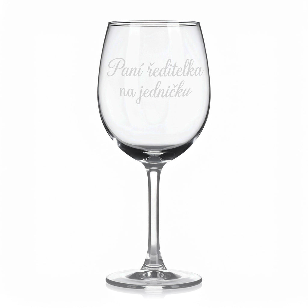 Sklenice na víno s gravírovaným textem „Paní ředitelka na jedničku“