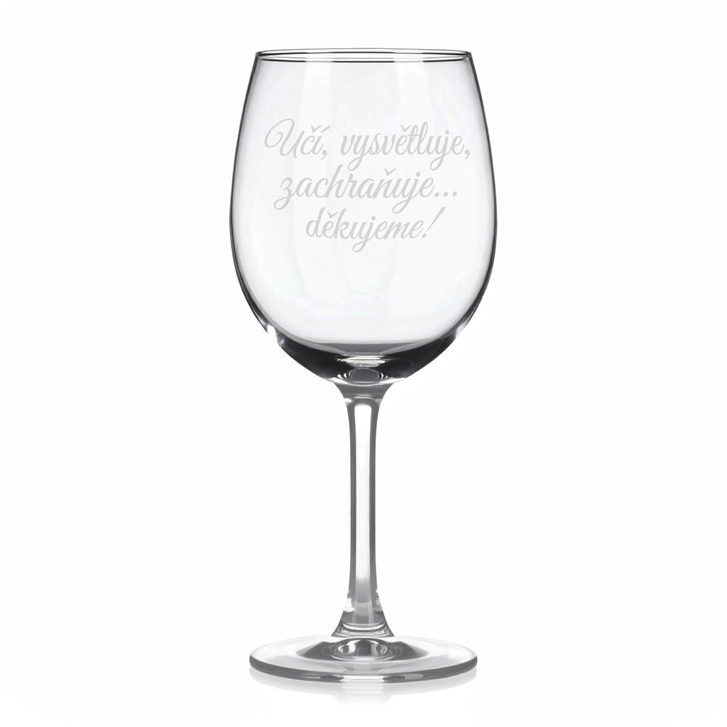 Sklenice na víno s gravírovaným textem „Učí, vysvětluje, zachraňuje… děkujeme!“