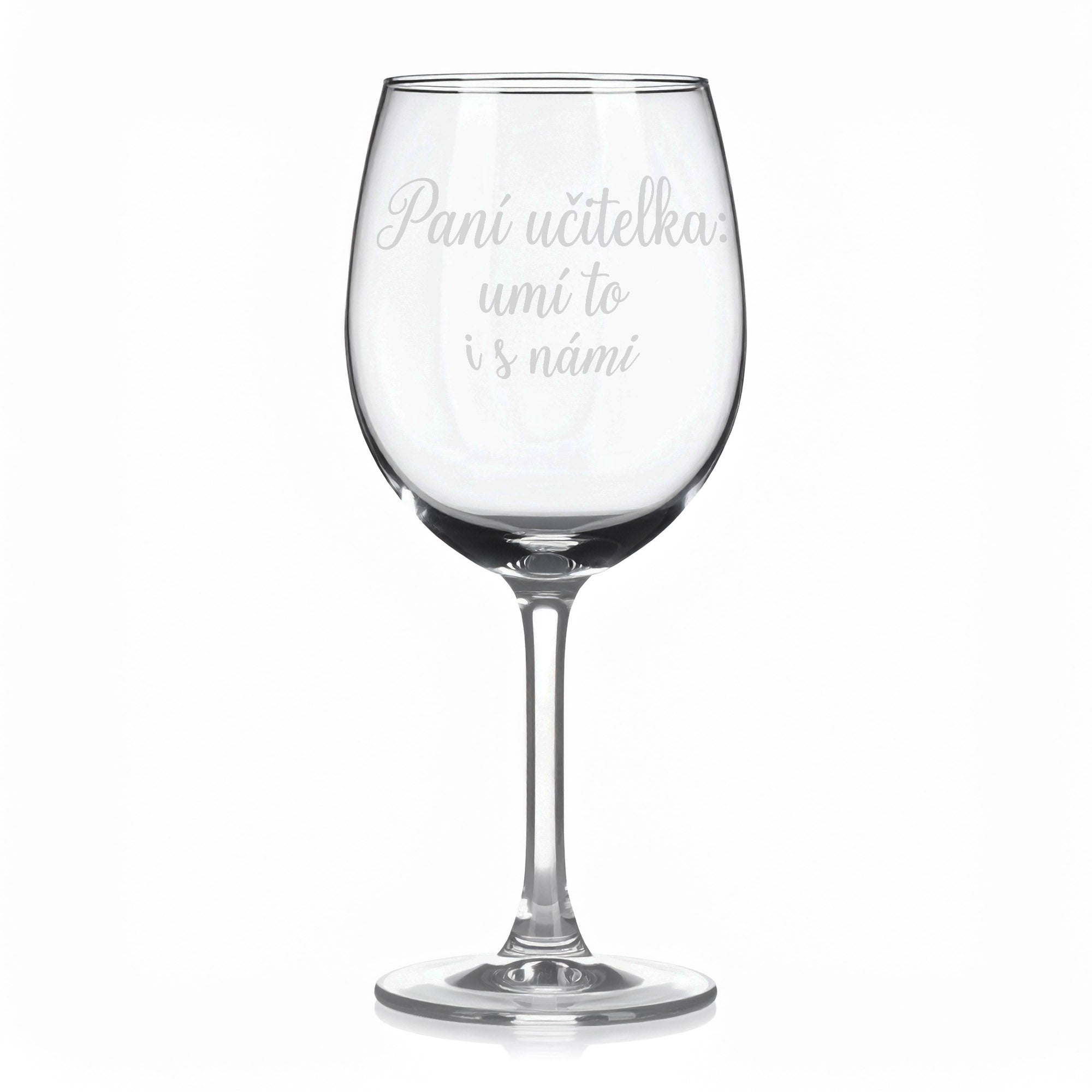 Sklenice na víno s gravírovaným textem „Paní učitelka: umí to i s námi“