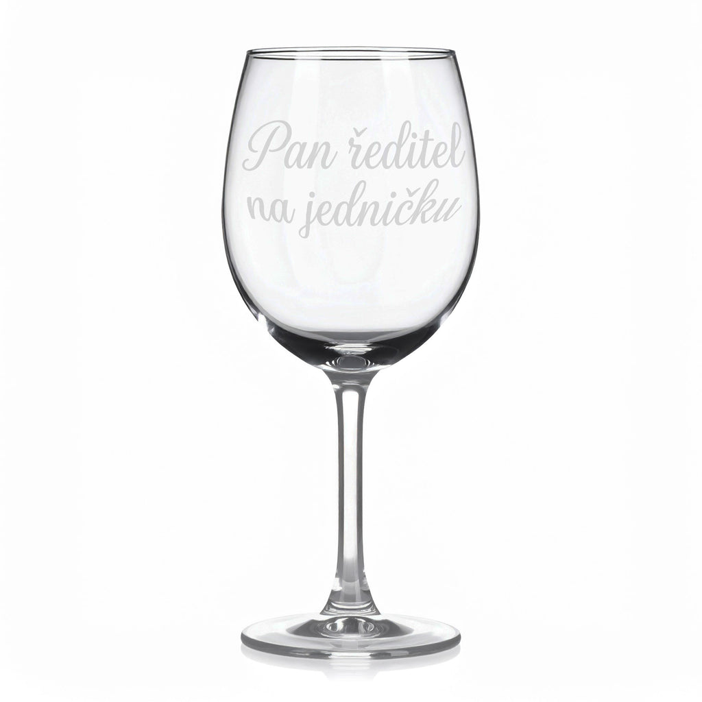Sklenice na víno s gravírovaným textem „Pan ředitel na jedničku“