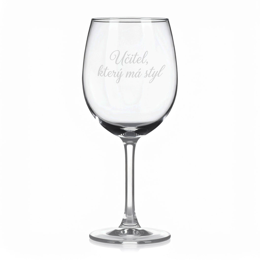 Sklenice na víno s gravírovaným textem „Učitel, který má styl“