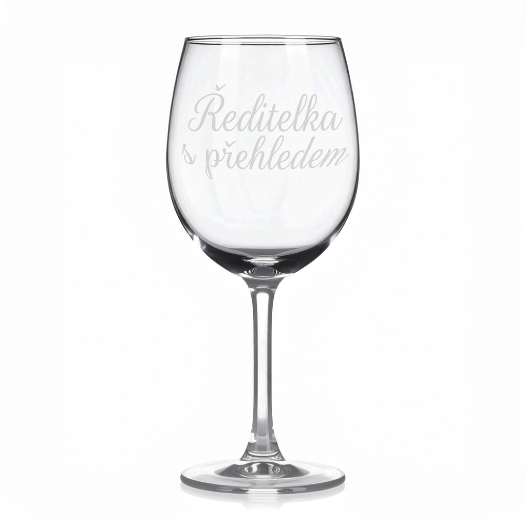 Sklenice na víno s gravírovaným textem „Ředitelka s přehledem“