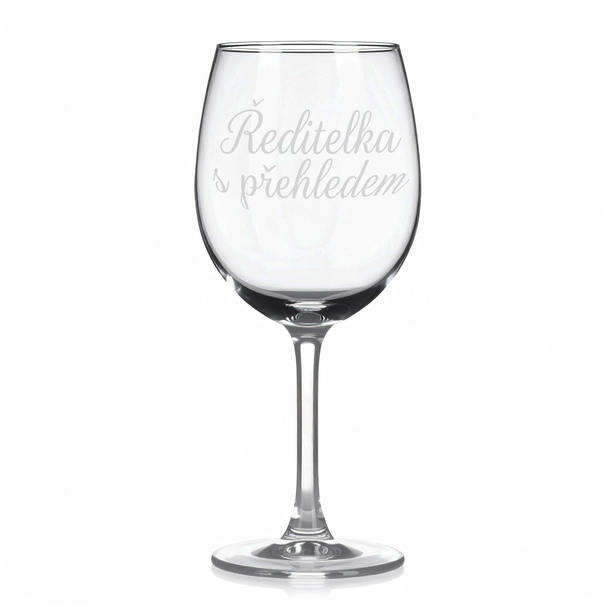 Sklenice na víno s gravírovaným textem „Ředitelka s přehledem“
