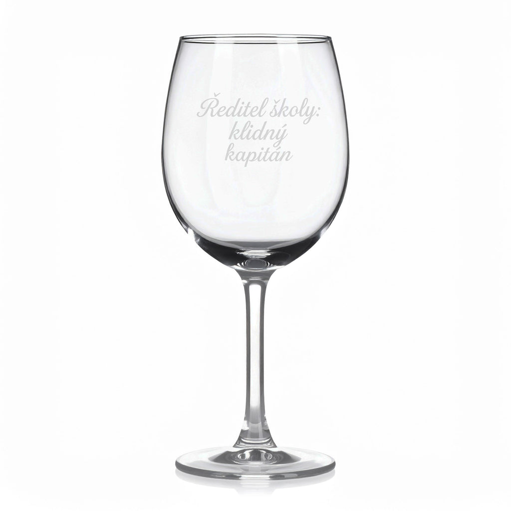 Sklenice na víno s gravírovaným textem „Ředitel školy: klidný kapitán“