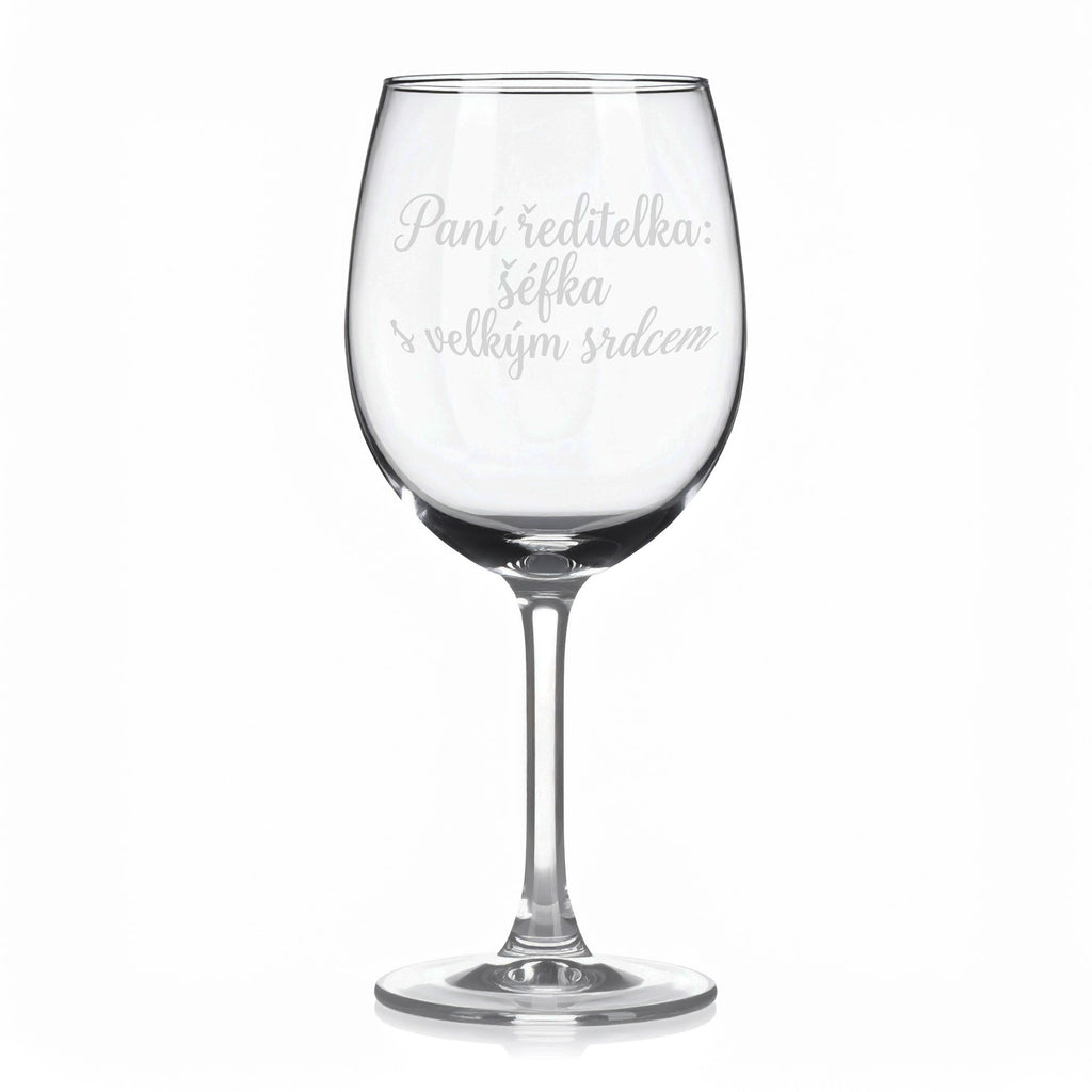 Sklenice na víno s gravírovaným textem „Paní ředitelka: šéfka s velkým srdcem“
