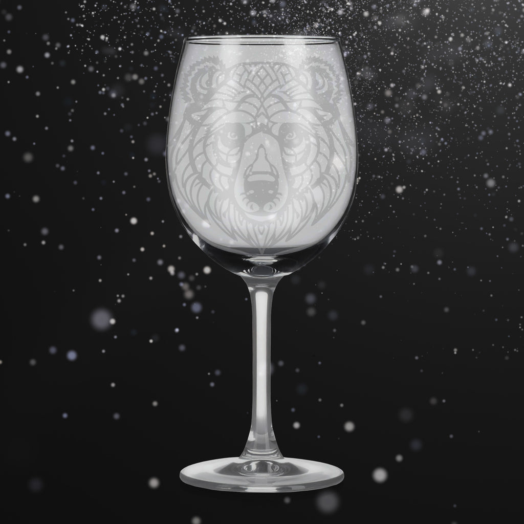 Sklenice na víno s gravírováním mandaly grizzlyho – Síla a odolnost