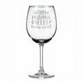 Vínová sklenka s gravírovým textem - This mama needs some wine