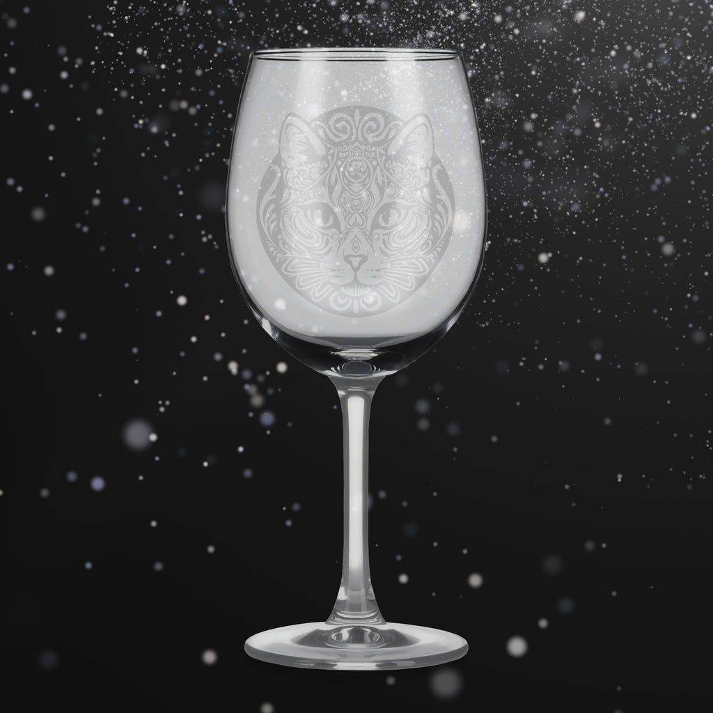 Sklenice na víno s gravírováním mandaly kočky – Elegance a tajemství