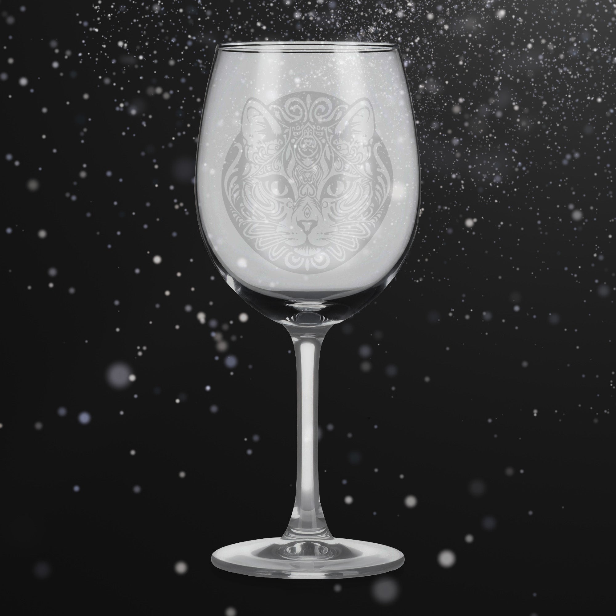Sklenice na víno s gravírováním mandaly kočky – Elegance a tajemství
