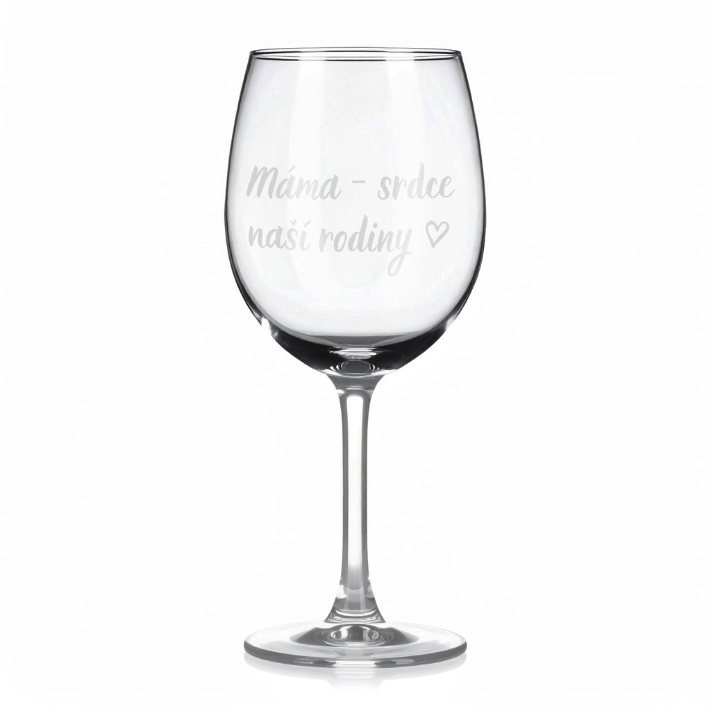 Sklenice na víno s gravírovaným textem - Máma - srdce naší rodiny.