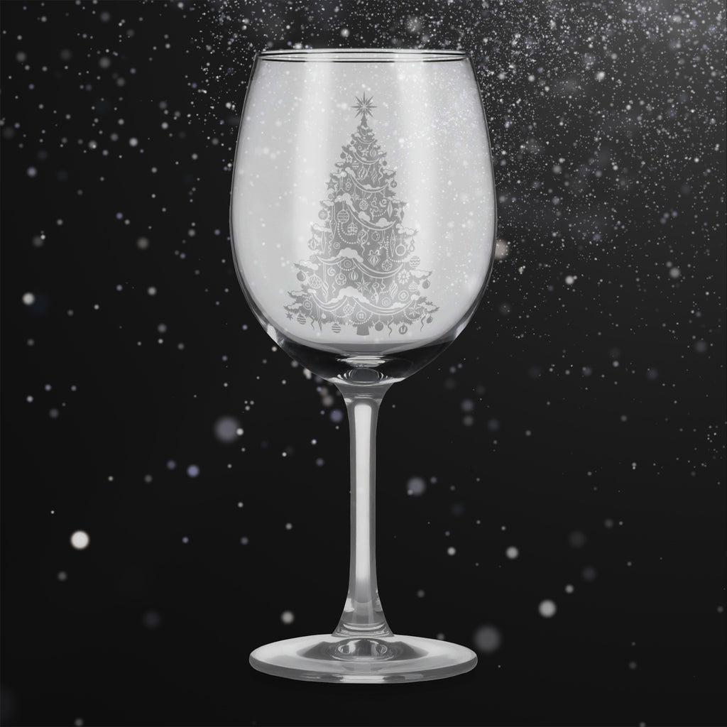 Sklenice na víno s gravírovaným motivem bohatě zdobeného vánočního stromku
