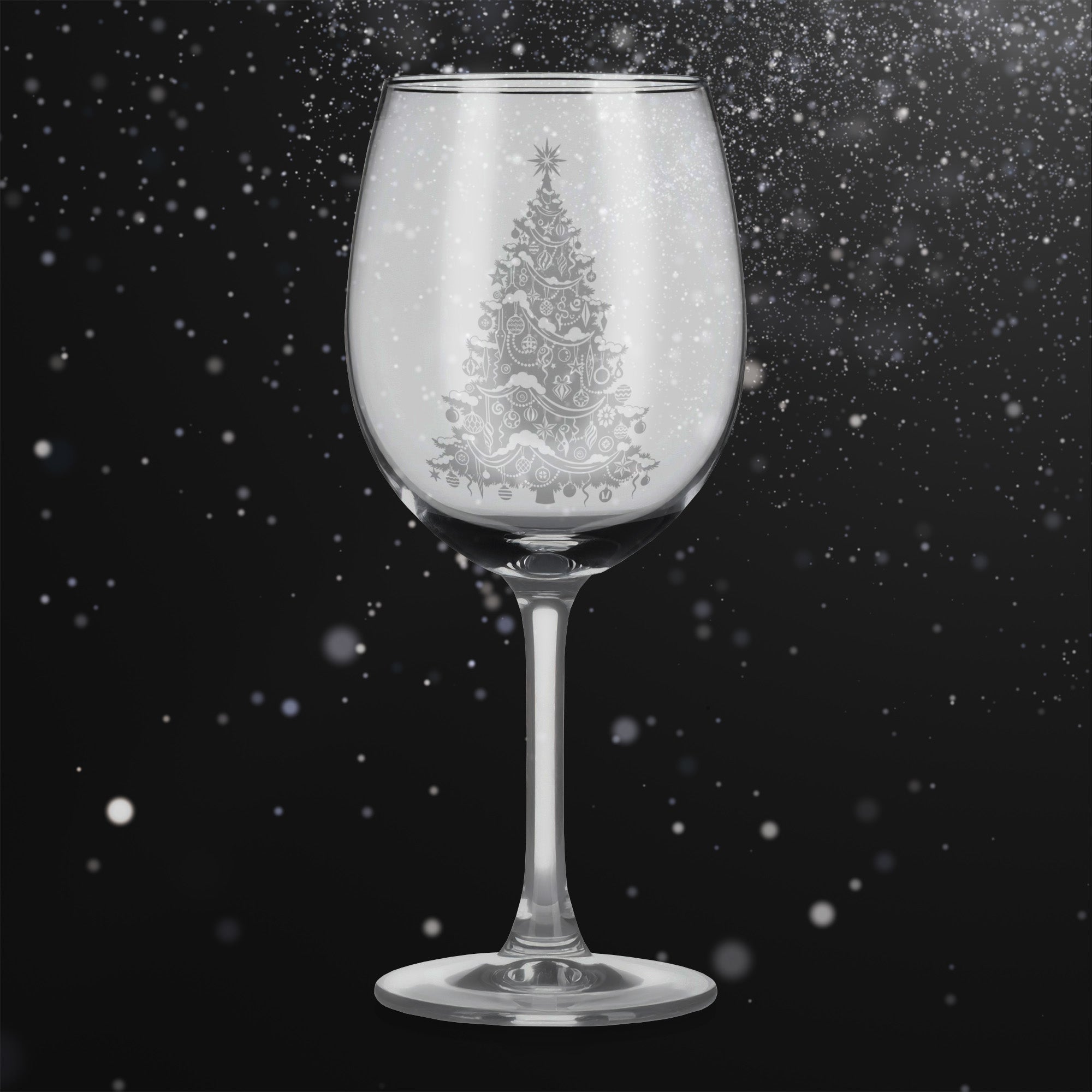 Sklenice na víno s gravírovaným motivem bohatě zdobeného vánočního stromku