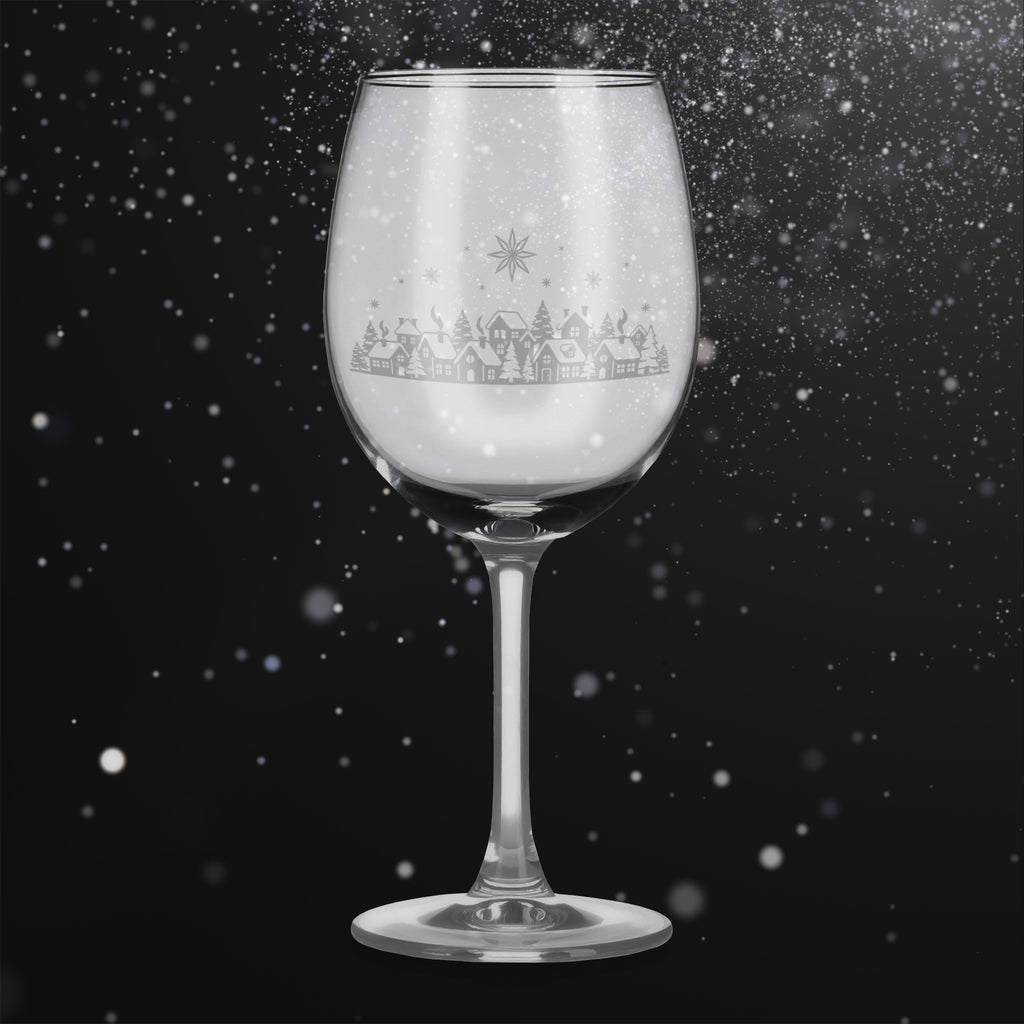 Sklenice na víno s gravírovaným motivem zimní vesničky