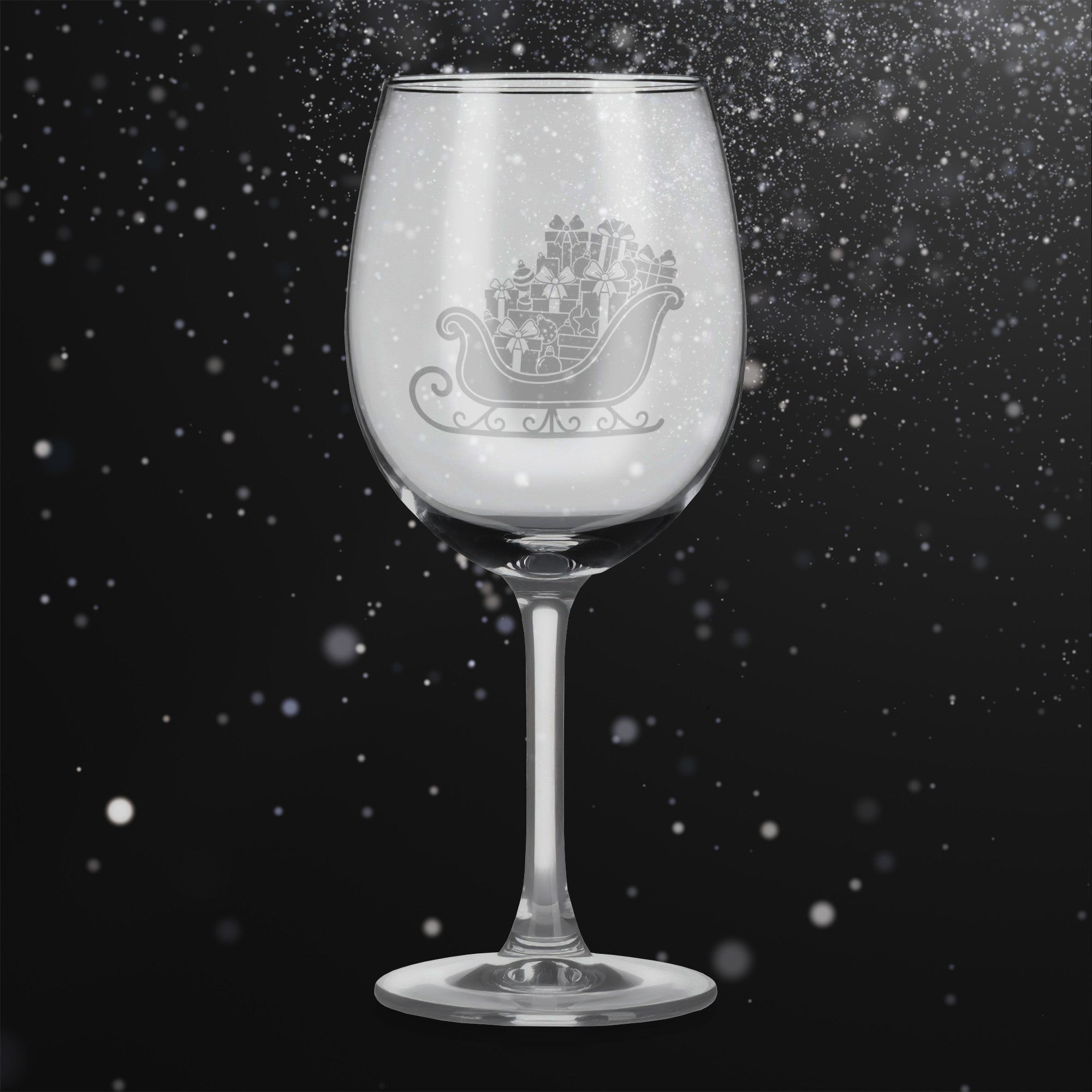Sklenice na víno s gravírovaným motivem saní plných dárků – minimalistické