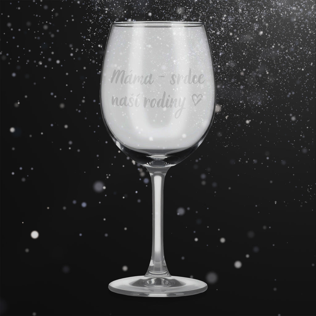 Sklenice na víno s gravírovaným textem - Máma - srdce naší rodiny.