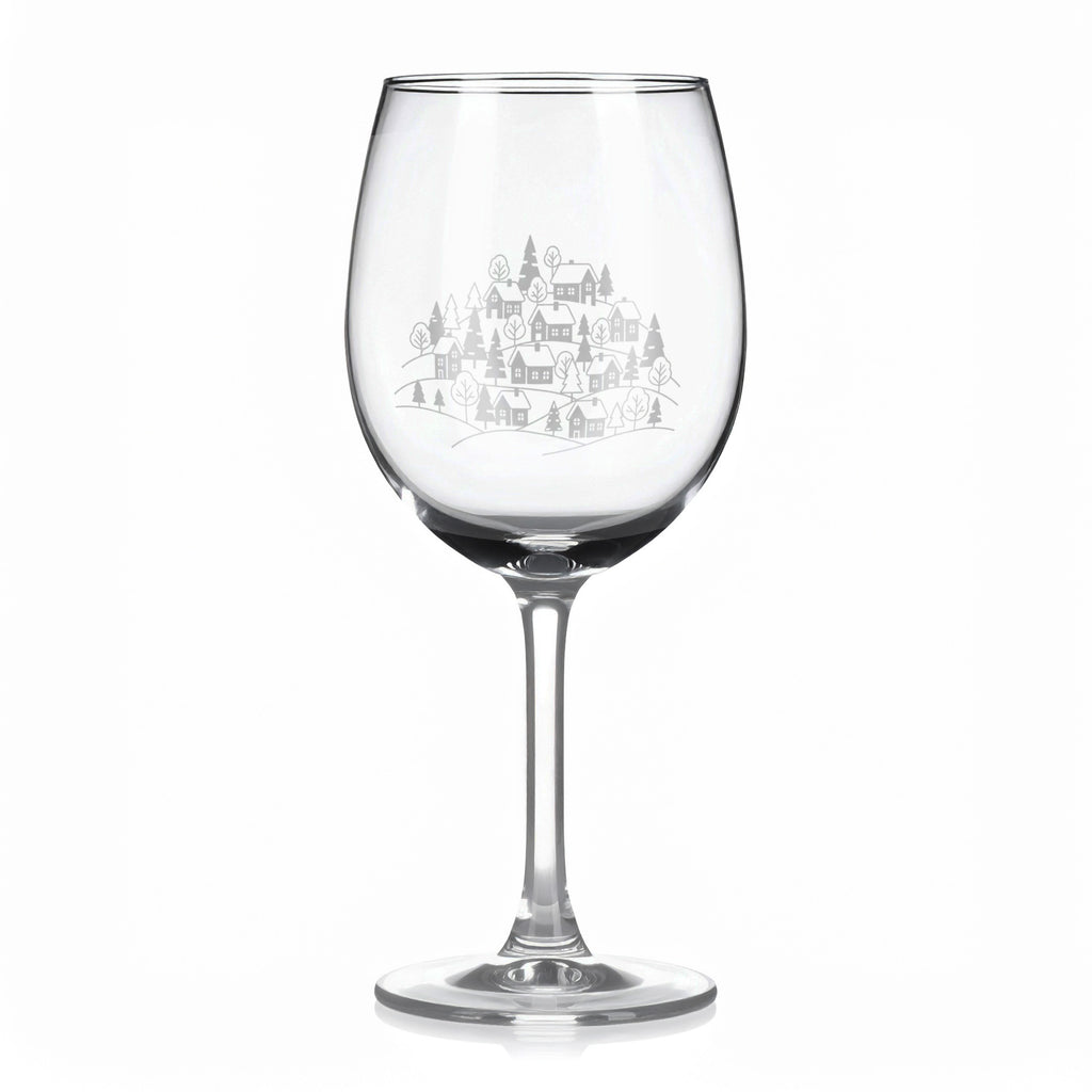 Sklenice na víno s gravírovaným motivem zimní městečko na kopci