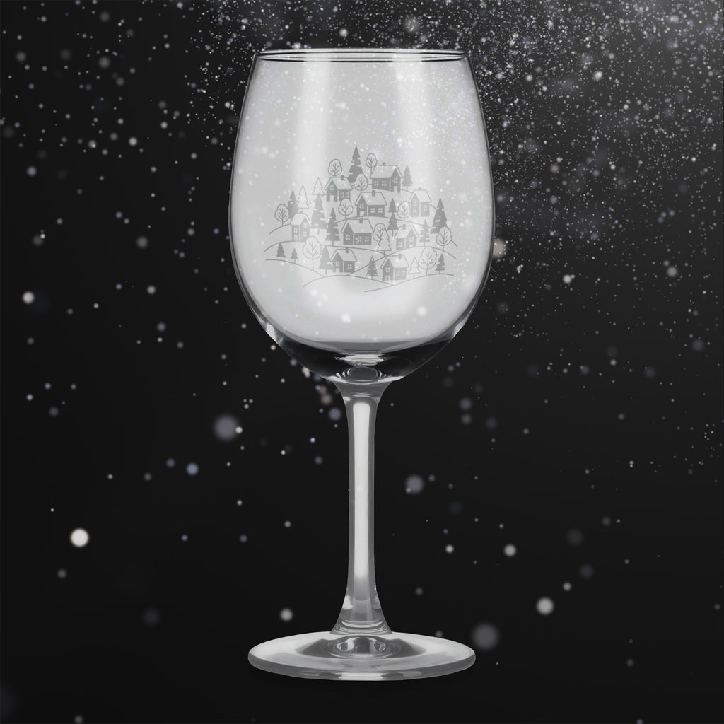 Sklenice na víno s gravírovaným motivem zimní městečko na kopci