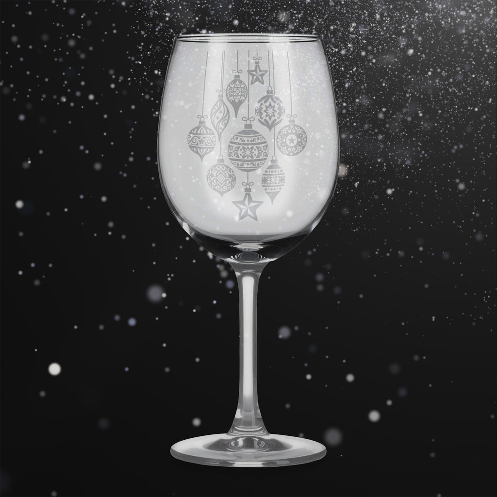 Sklenice na víno s gravírovaným motivem závěsných vánočních ozdob