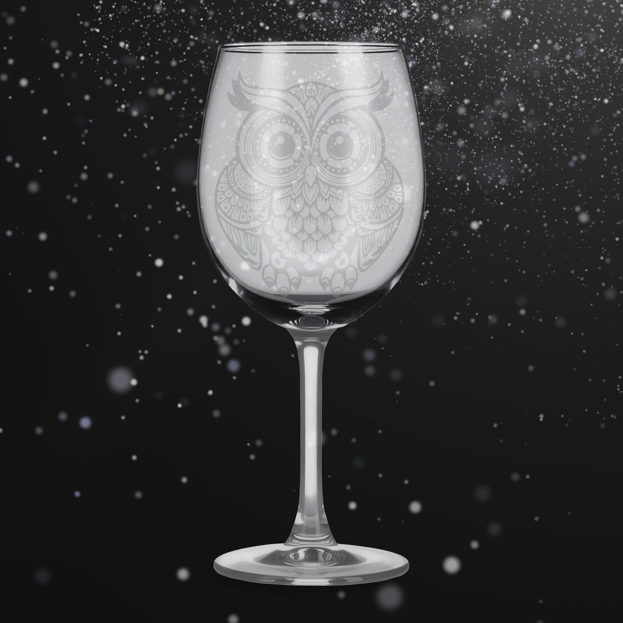 Sklenice na víno s gravírováním mandaly sovy II – Strážkyně klidu